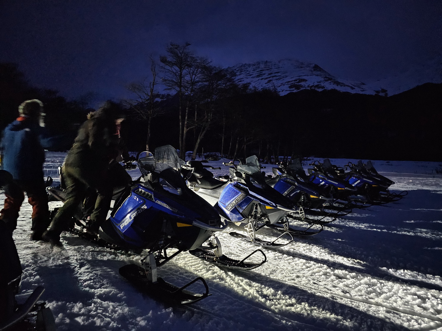 excursion en invierno con motos de nieve