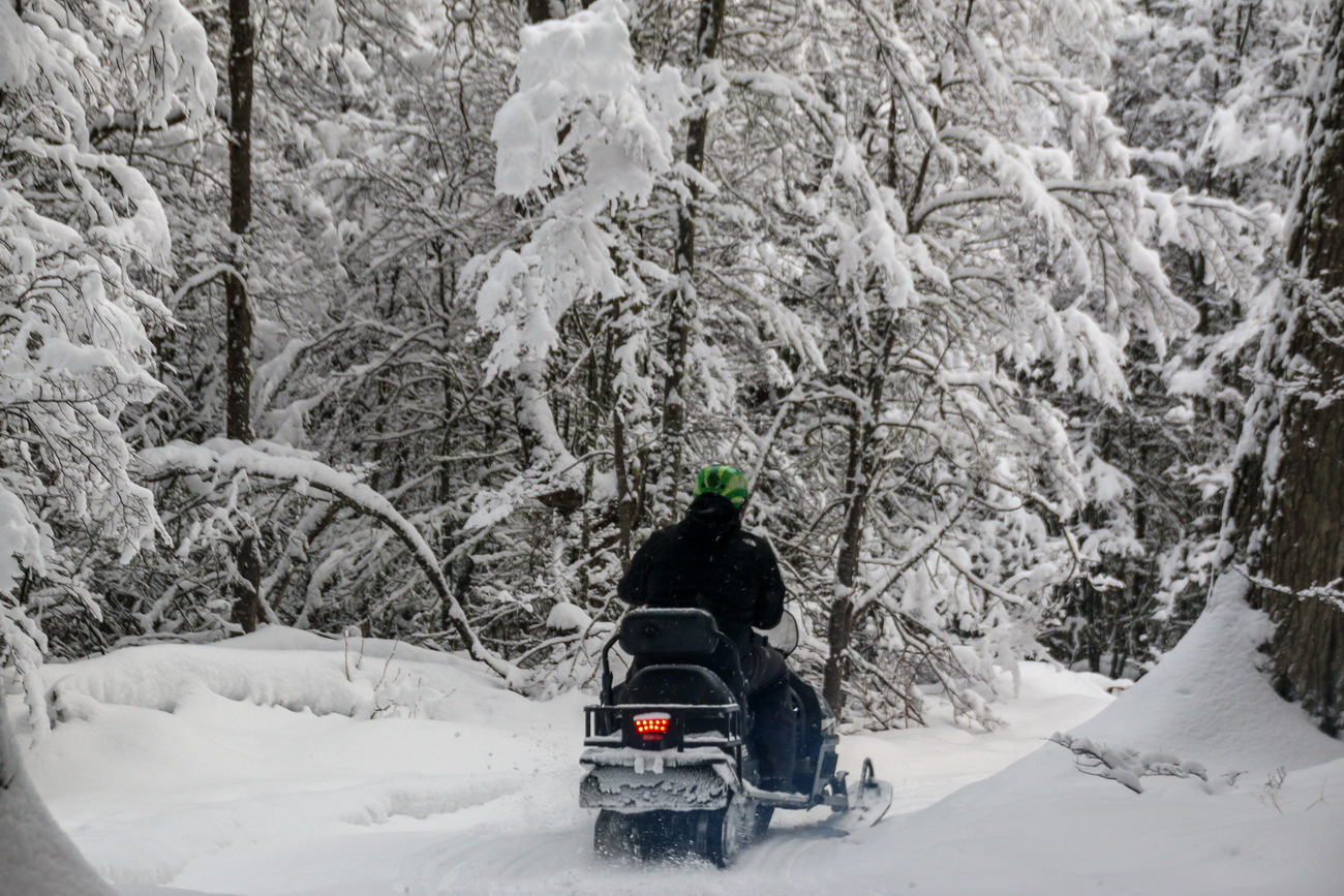 excursion de invierno con motos de nieve